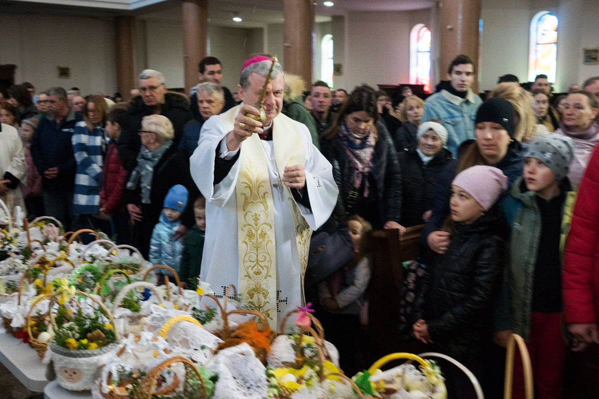 Biskup Tadeusz Bronakowski święci pokarmy w kościele Krzyża Świętego