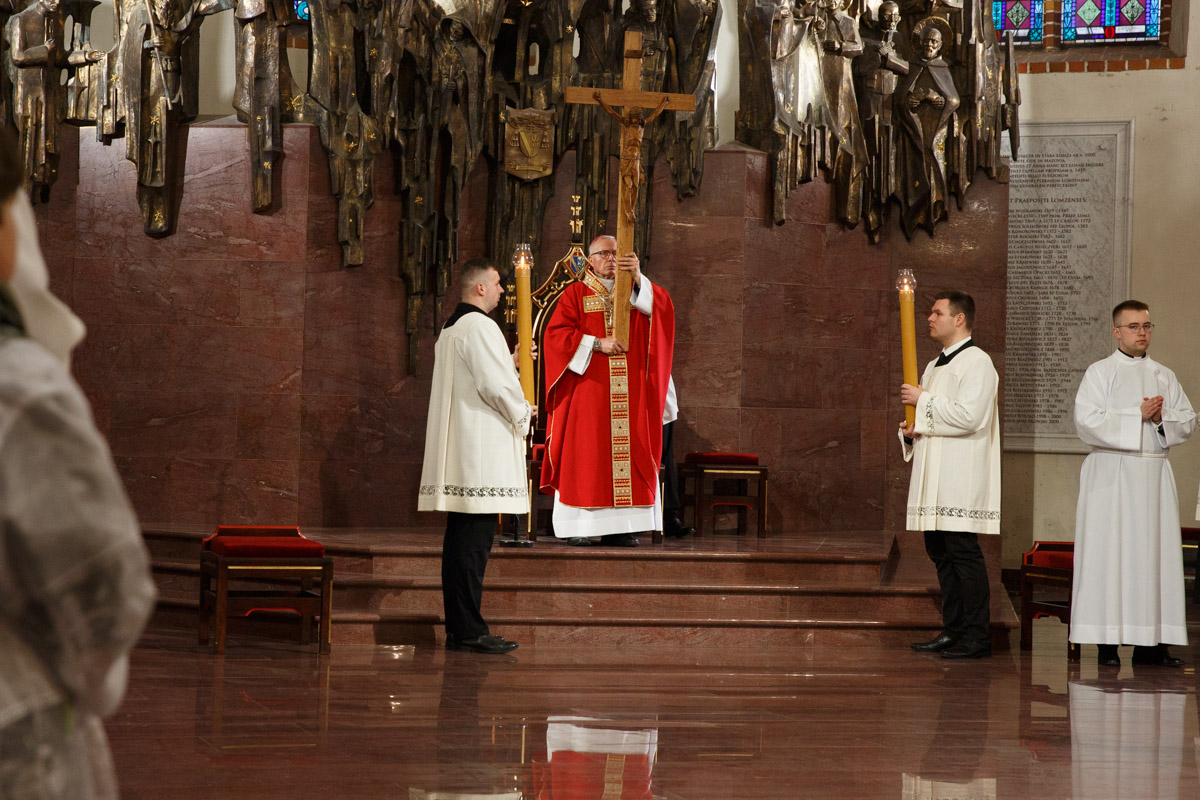 Biskup Janusz Stepnowski, ordynariusz łomżyński, podczas liturgii Wielkiego Piątku