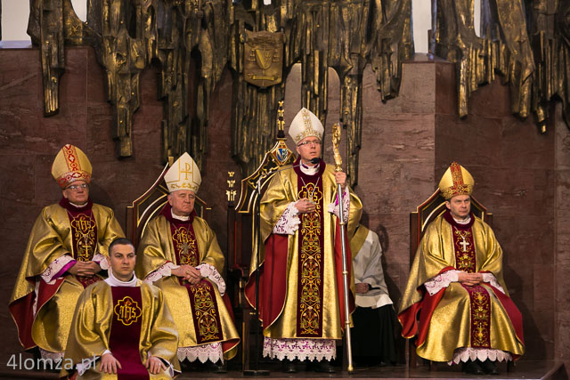 Biskupi łomżyńscy: bp Tadeusz Zawistowski, bp Stanisław Stefanek, bp Janusz Stepnowski i bp Tadeusz Bronakowski